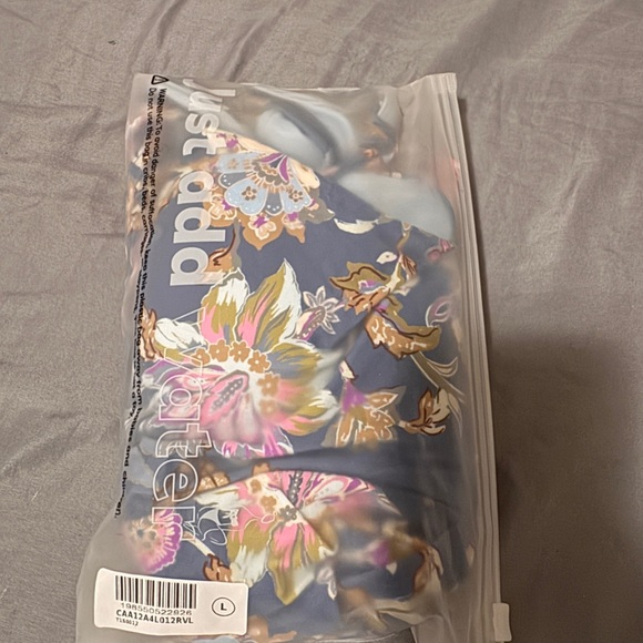 Cupshe Vintage Throwback Tankini Top
& Standard Bottoms Set - Picture 7 of 8